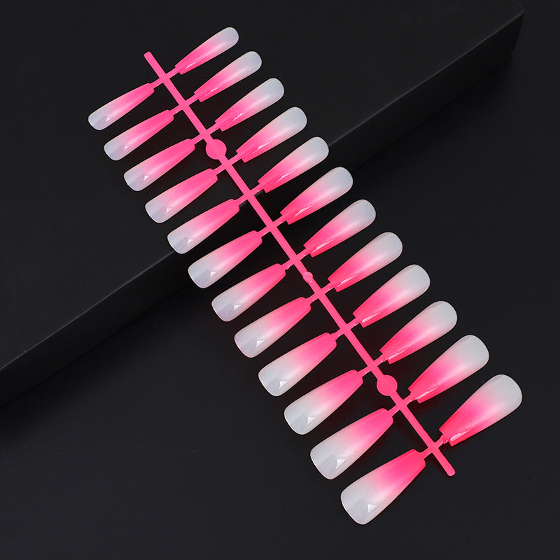 Kunstnägel im eleganten Ombre-Design Karnz