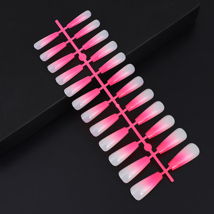 Kunstnägel im eleganten Ombre-Design Karnz