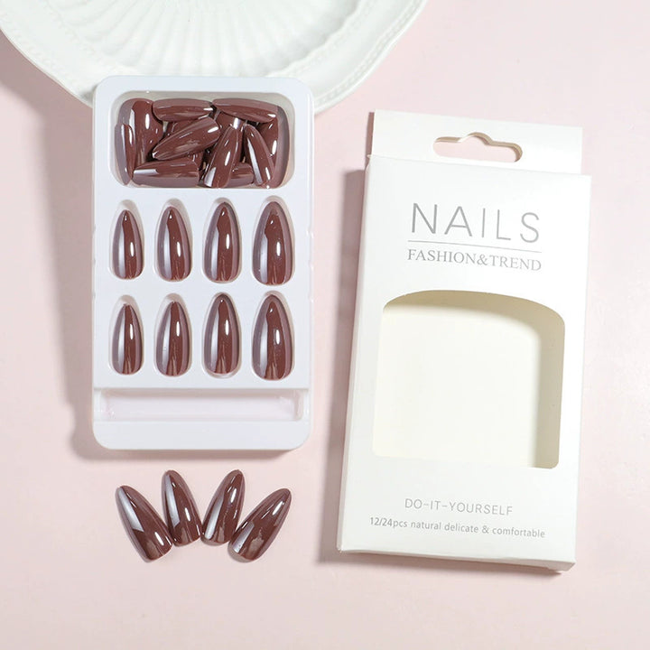 Glänzendes Faux-Nagel-Set Karnz