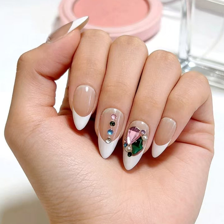 Frühlingshafte Nagelkunst mit Blumenapplikationen Karnz