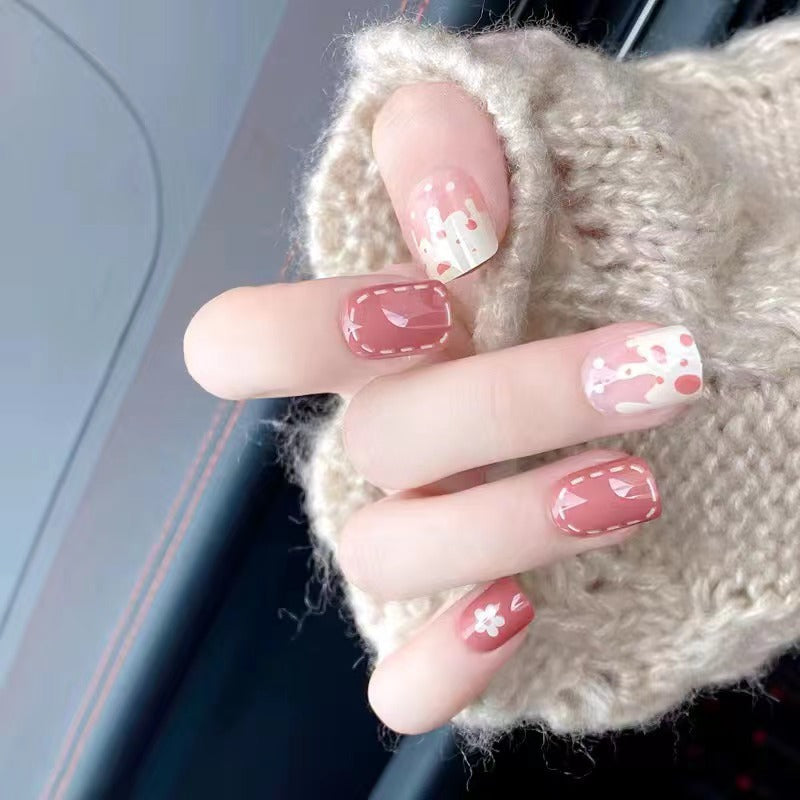 Kunstvolle Nagelverzierung im floralen Design Karnz