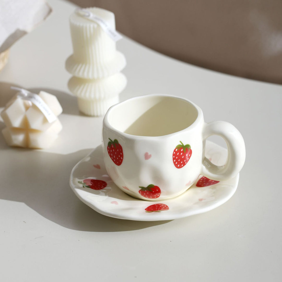 Keramik-Tasse mit handbemaltem Tulpenmuster und organischer Form