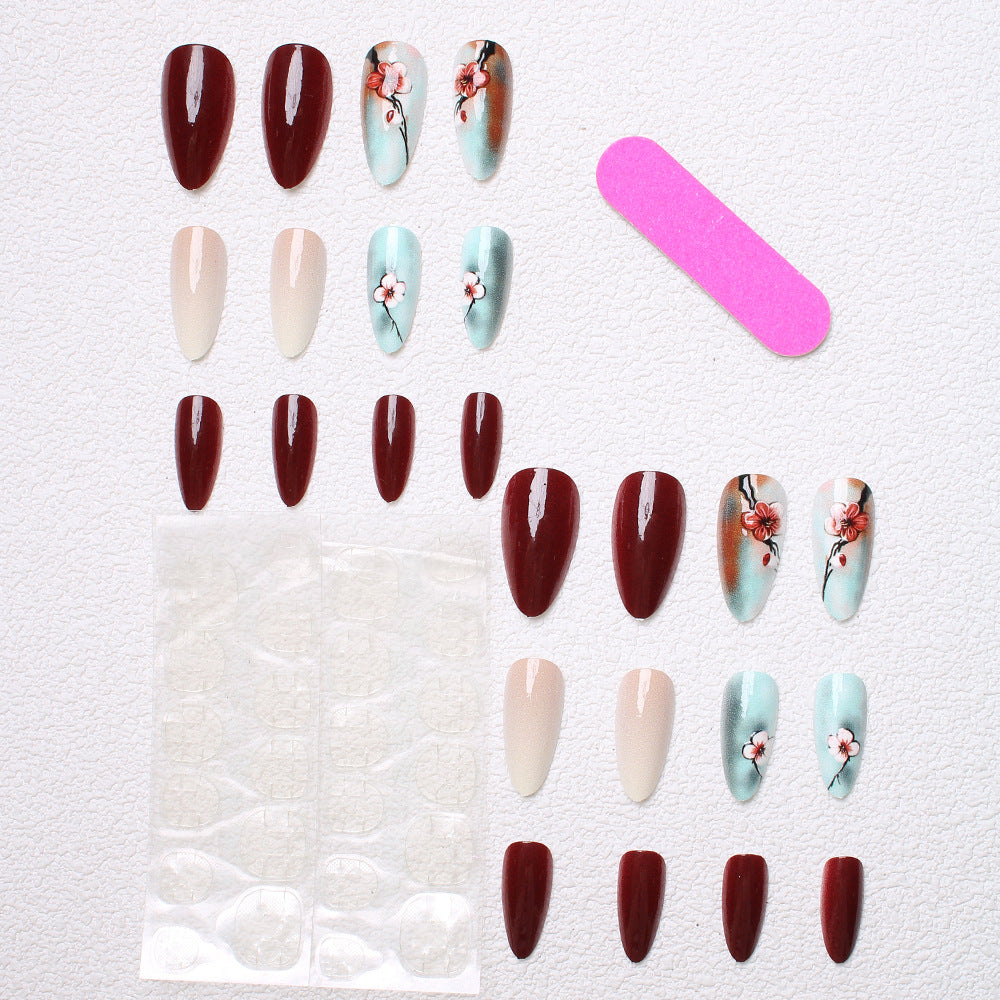 Künstlerische florale Press-On-Nageldesigns Karnz