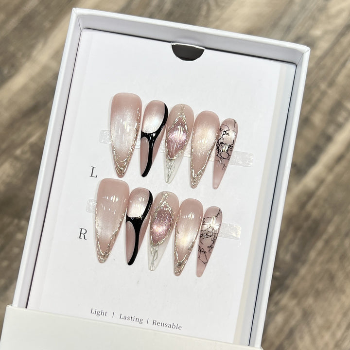 Künstlerisches Stiletto Press-On Nagelset mit einzigartigem Marmor Design Karnz