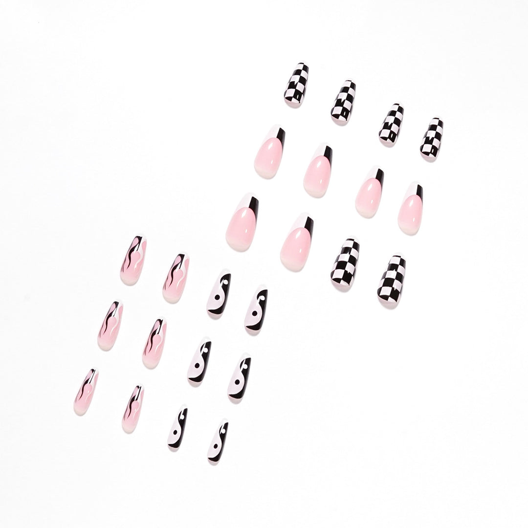 Künstliche Nagelkunst mit modernem grafischen Design Karnz