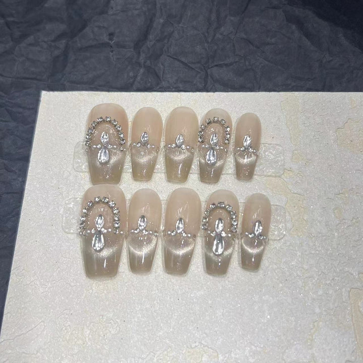 Elegantes Press-On-Nagelset mit Strassdetails Karnz