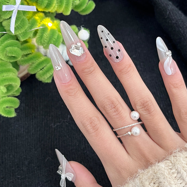Dekorative Stiletto Press-On Nägel mit Rhinestone-Verzierungen Karnz