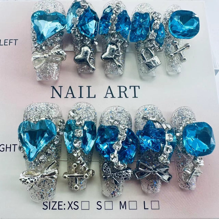 Glamouröse Nagelkunst mit Kristall- und Perlenakzenten Karnz
