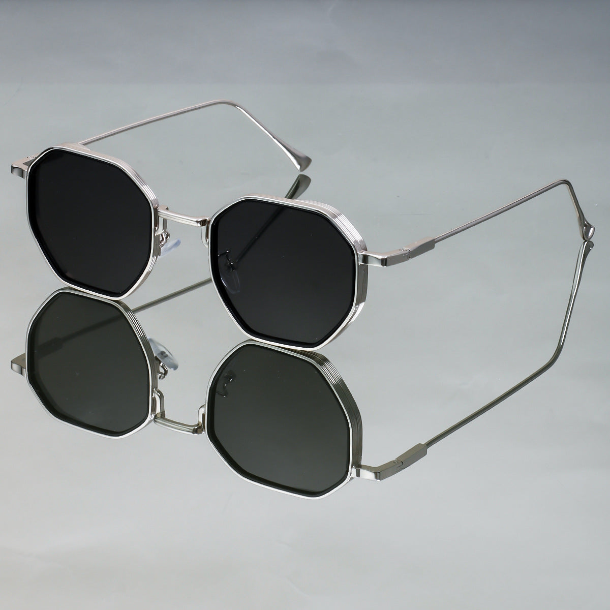 Damen Sonnenbrille im eleganten, geometrischen Stil mit strapazierfähigem Rahmen Karnz