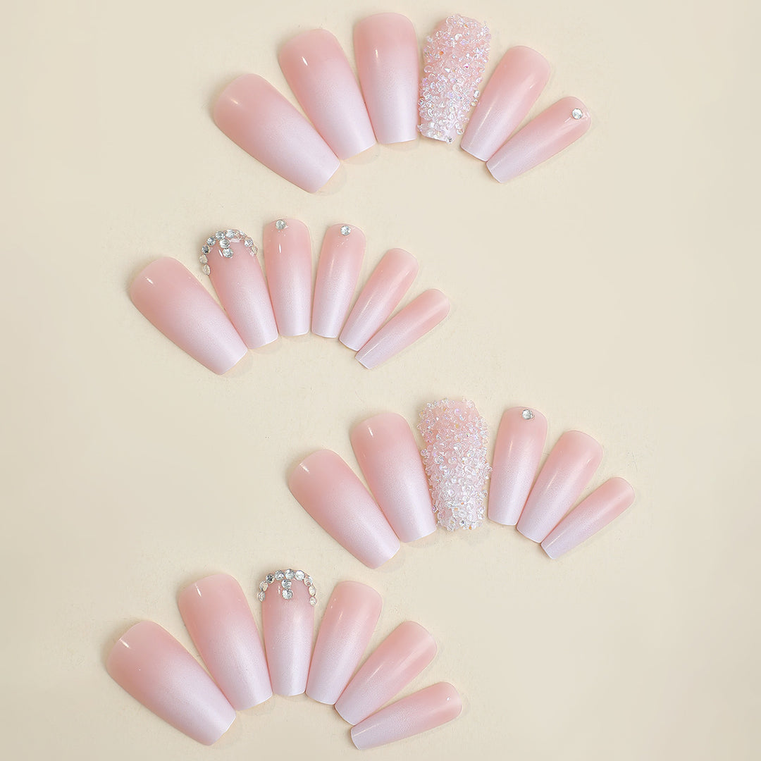 Kunstnagelset mit eleganten Glitzer- und Blütenverzierungen Karnz