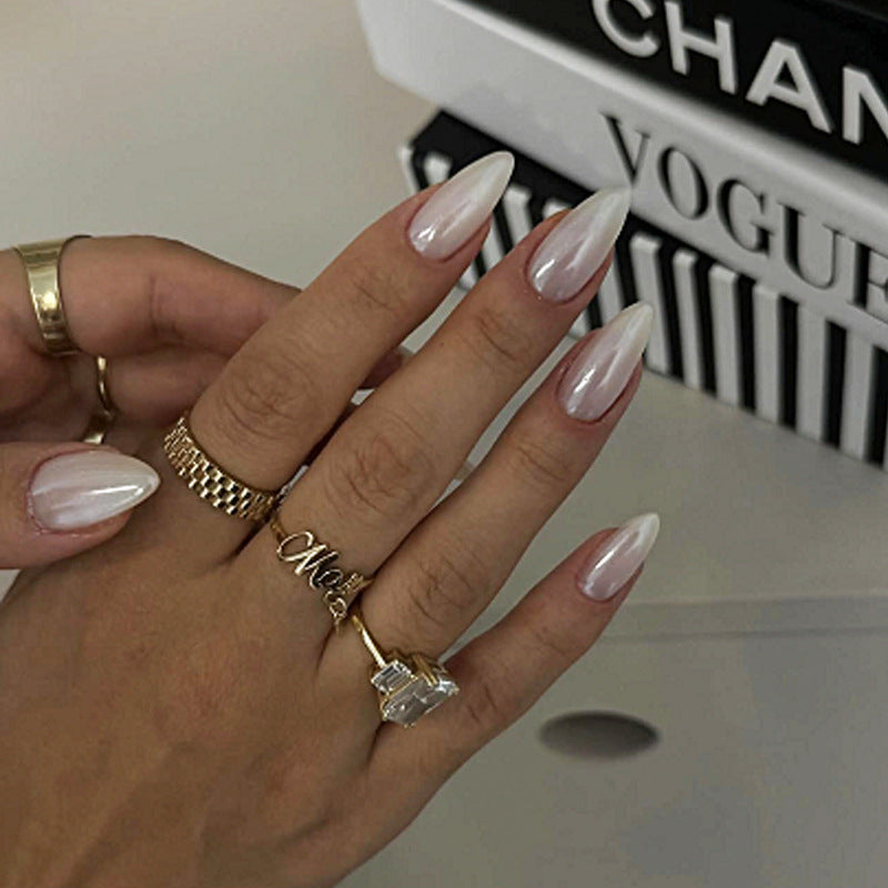 Kunstnagelset mit eleganten spitzen Formen und glänzenden Akzenten Karnz