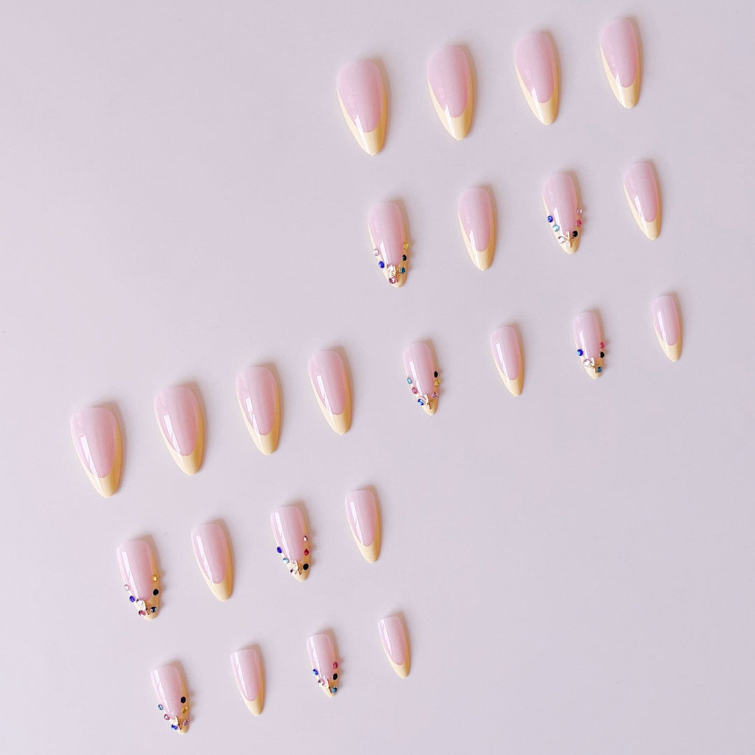Kunstnagelset mit floralen 3D-Verzierungen und Glitzerakzenten Karnz