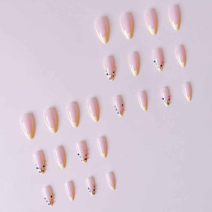 Kunstnagelset mit floralen 3D-Verzierungen und Glitzerakzenten Karnz