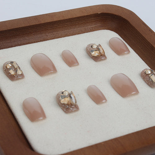 Glamouröse Press-On Nagelkunst mit Rhinestone-Akzenten