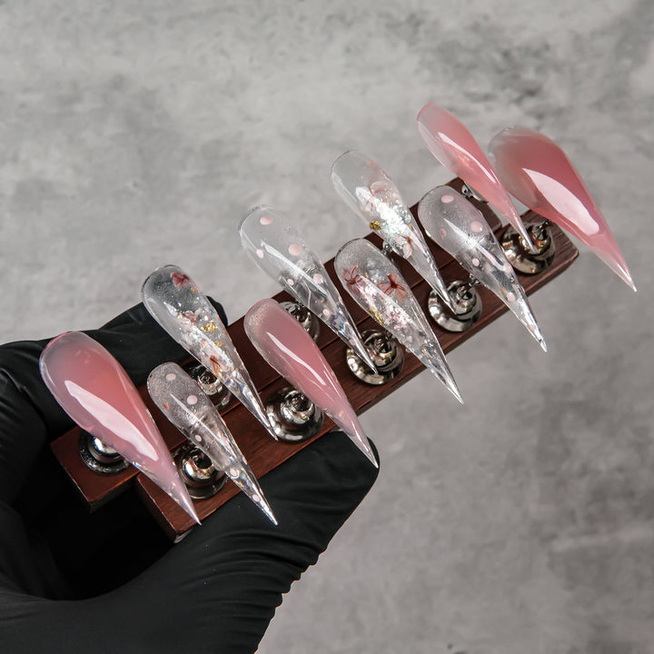 Stiletto Press-On Nail Art Set mit stilvollen metallischen Akzenten