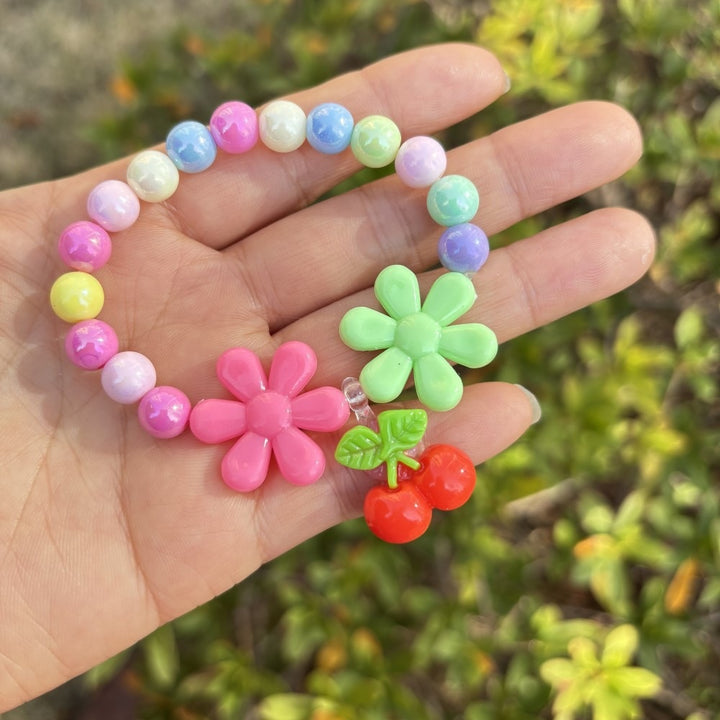 Buntes Armband mit Blumenanhängern Karnz