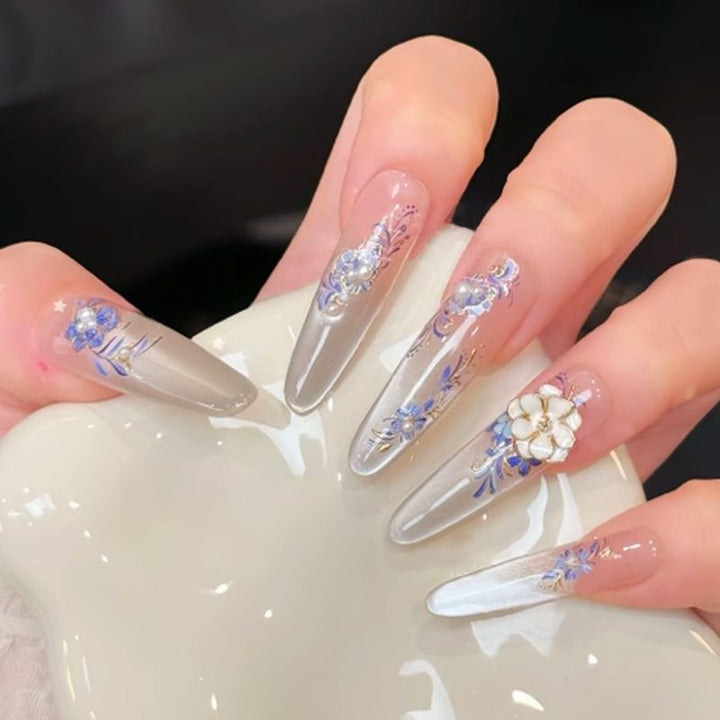 Glamouröse Kunstnagelspitzen mit eleganten Verzierungen Karnz