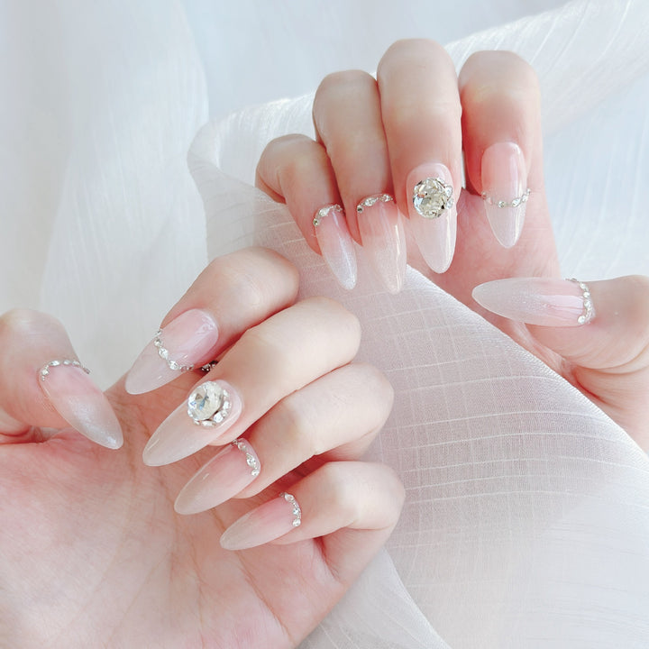 Künstlerisches Press-On Nagelkunstset mit Herz- und himmlischen Designs