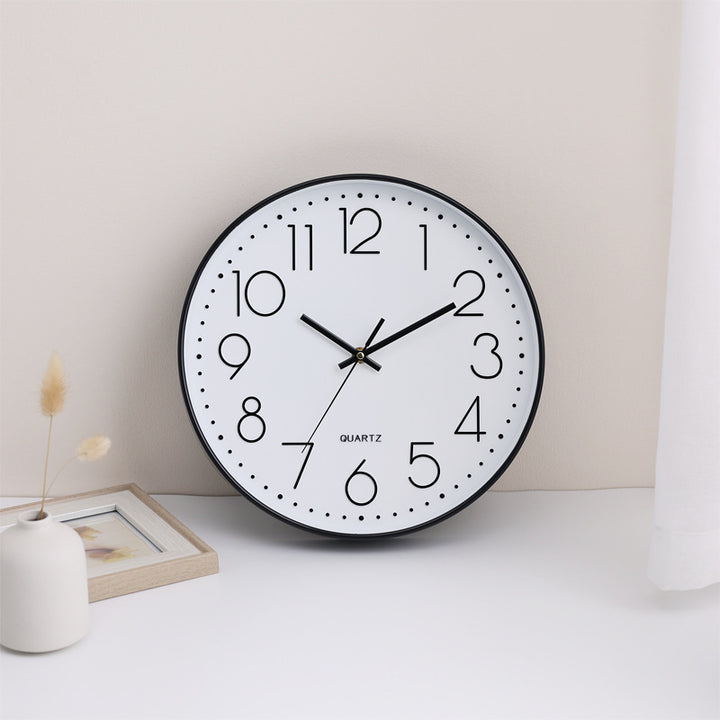 Wanduhr im minimalistischen Design Karnz