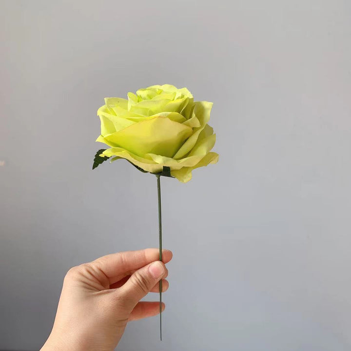 Realistische Seidenrosenstiel