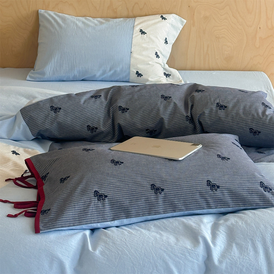 Bettwäsche-Garnitur aus Baumwollsatin mit gestickten Pferde-Applikationen und Patchwork-Streifen