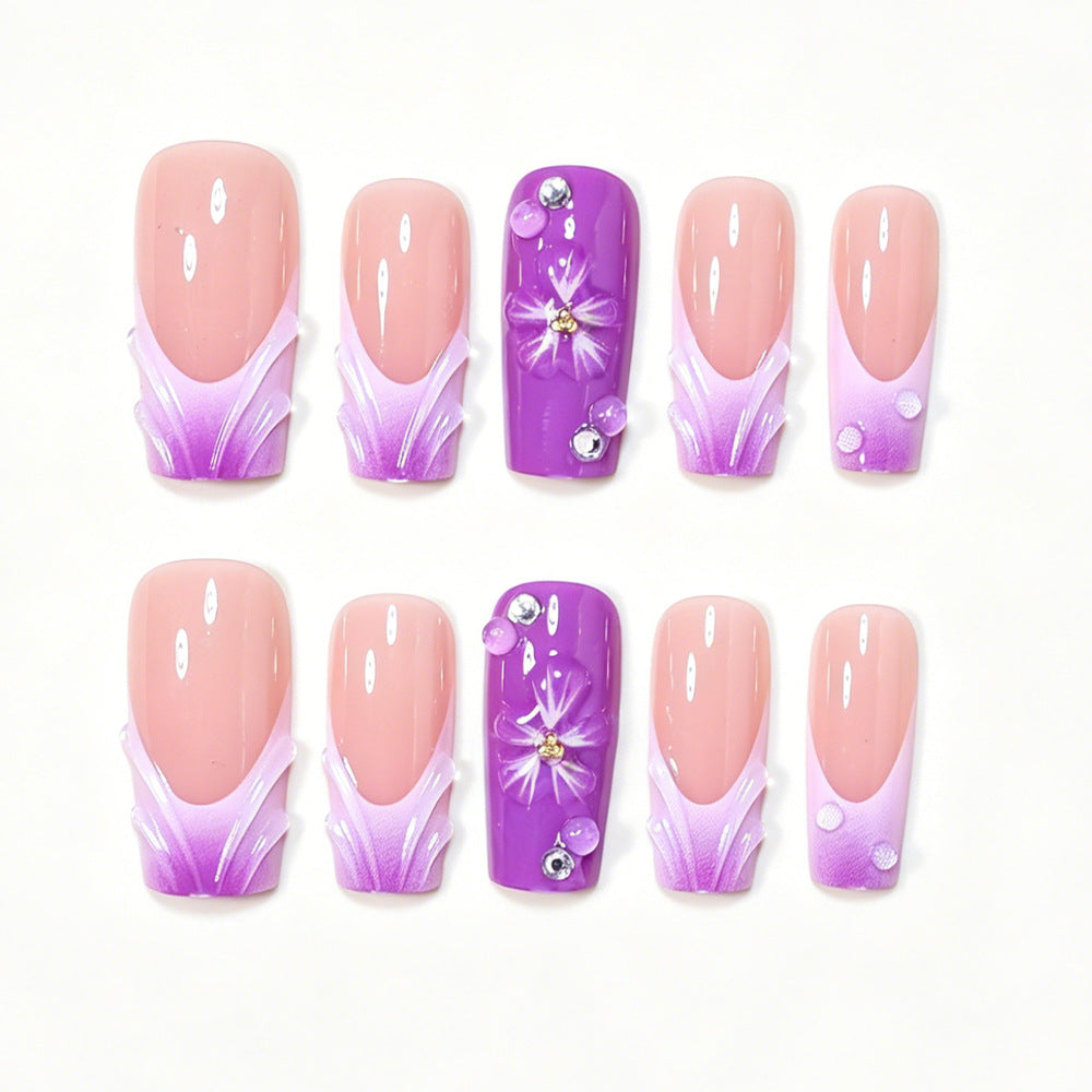 Dekoratives Long Press-On Nagelkunstset mit floralen Akzenten Karnz