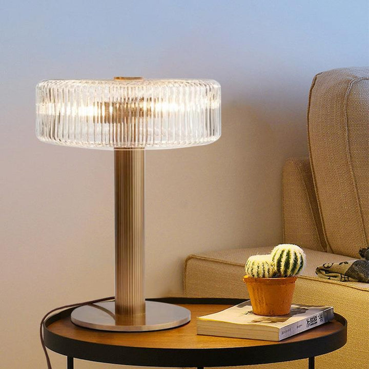 Elegante gerippte Glas- und Goldtischlampe