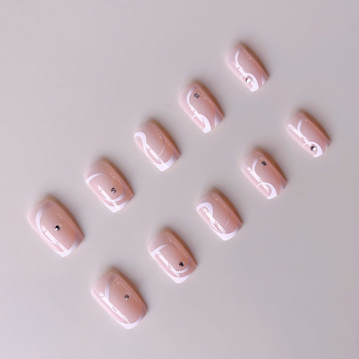Kunstnagelset mit eleganten French Spitzen und glamourösen Strassverzierungen Karnz