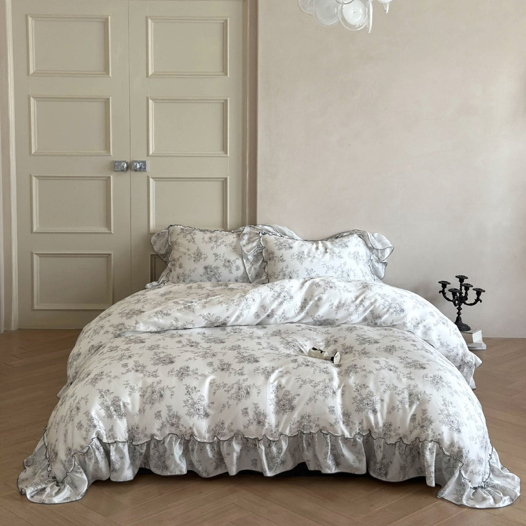 Elegante Satin-Bettwäschegarnitur mit Volantkante und Toile-de-Jouy-Motiv