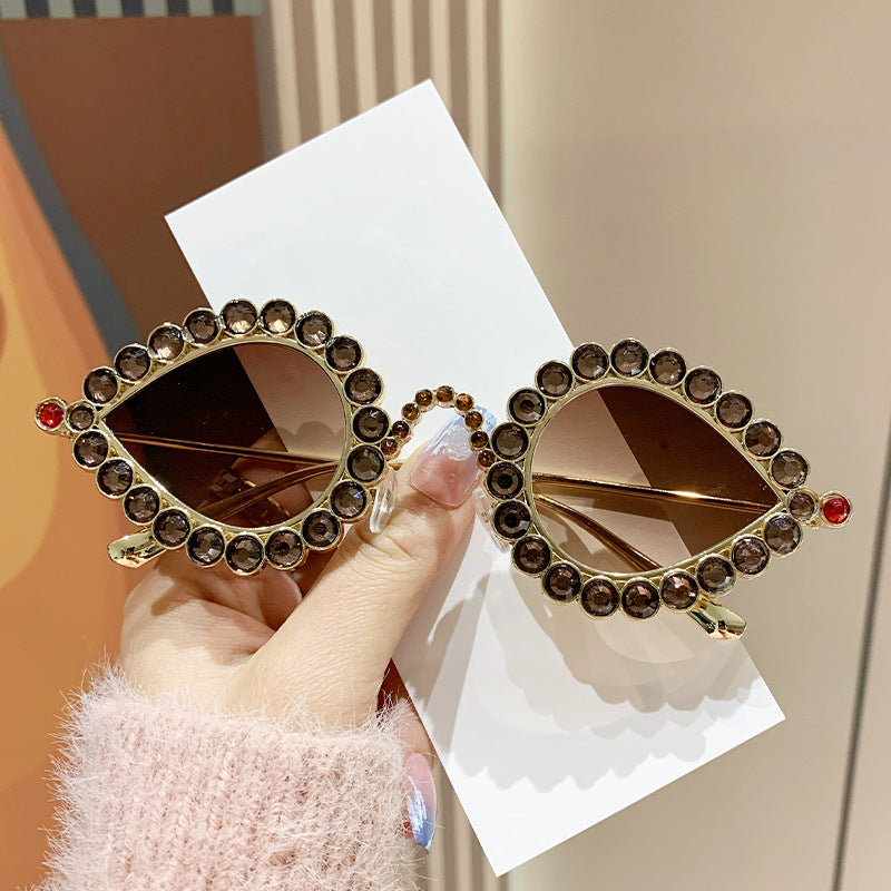 Damen Glamouröse Sonnenbrille mit funkelndem Strass Besatz Karnz