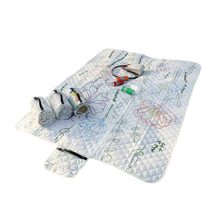 Stepp-Tagesdecke mit großfloraler Applikation und diamantgestepptem Relief Karnz