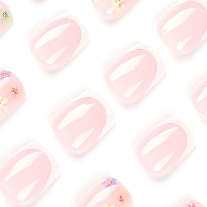 Kunstvolle Nagelkunst mit floralem Akzent und elegantem French-Tip Karnz