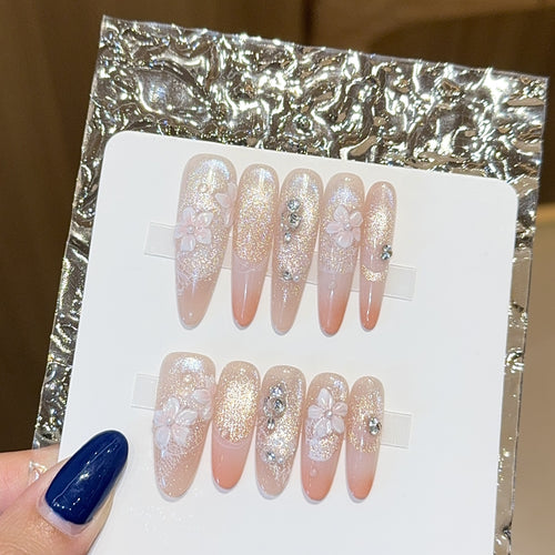 Künstliche Nägel mit Floralem Design und Glitzer Karnz