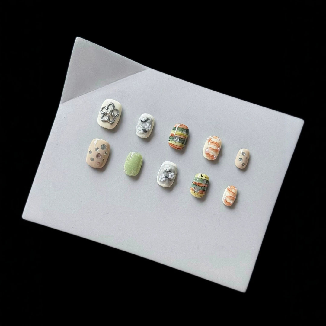Künstlerisches Press-On-Nagelset mit floralen und strukturierten Designs