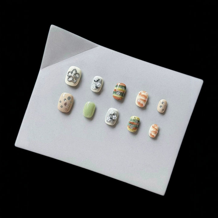 Künstlerisches Press-On-Nagelset mit floralen und strukturierten Designs