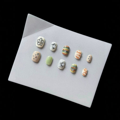 Künstlerisches Press-On-Nagelset mit floralen und strukturierten Designs