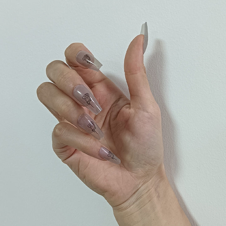 Kunstnägel mit floralem Minimalismus Karnz