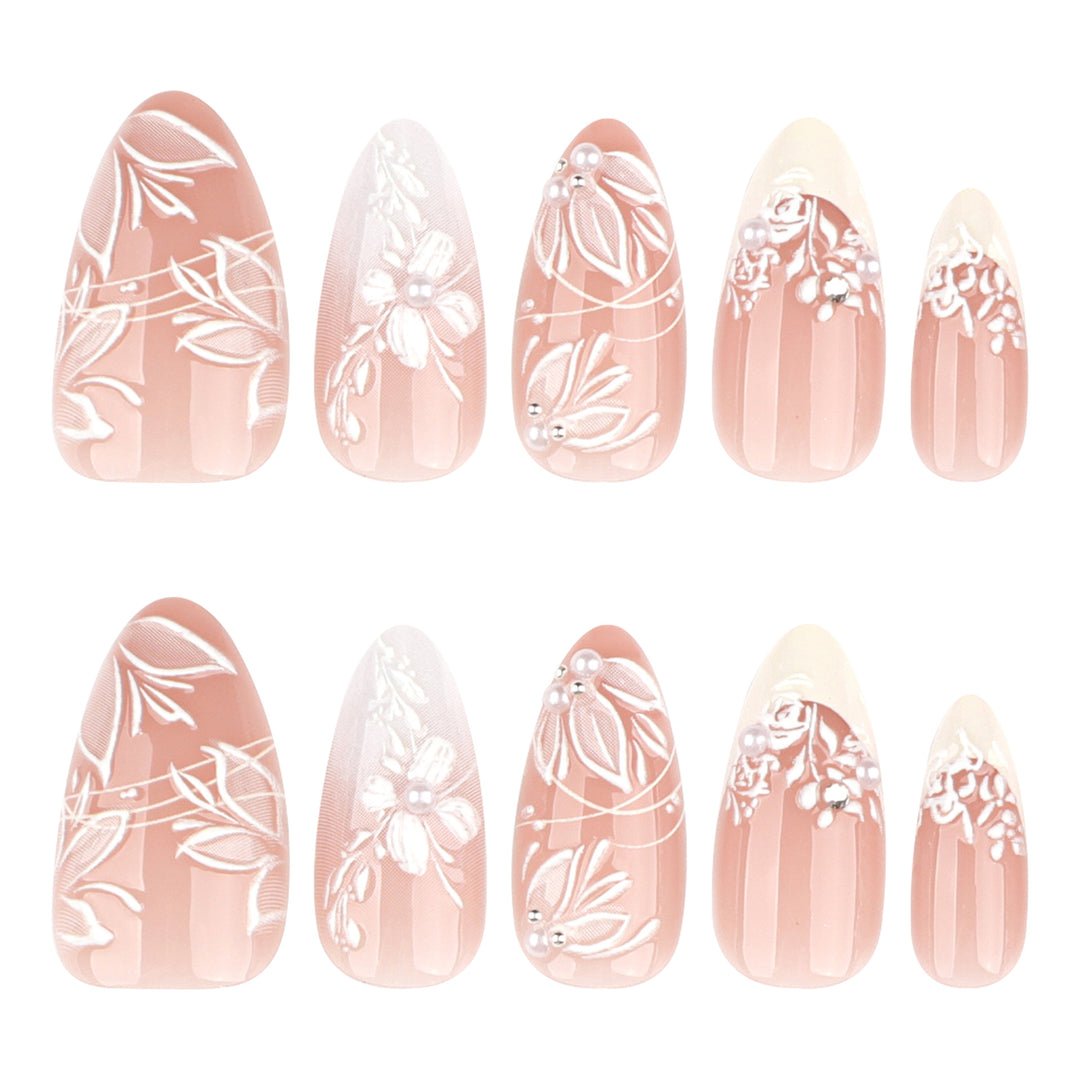 Premium Nagelkunst mit Blumendesign und glitzernden Akzenten Karnz