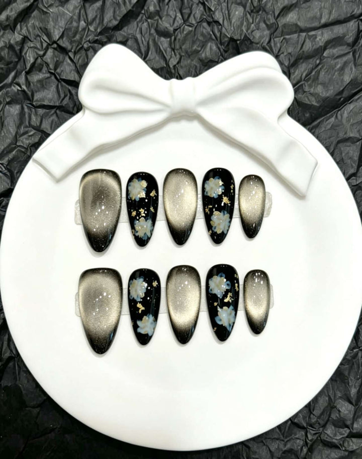 Dekoratives Press-On Nagelkunst-Set mit floralen und verspielten Designs