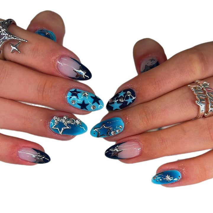 Künstliche Fingernägel mit Starlit Design und Glitzerakzenten Karnz