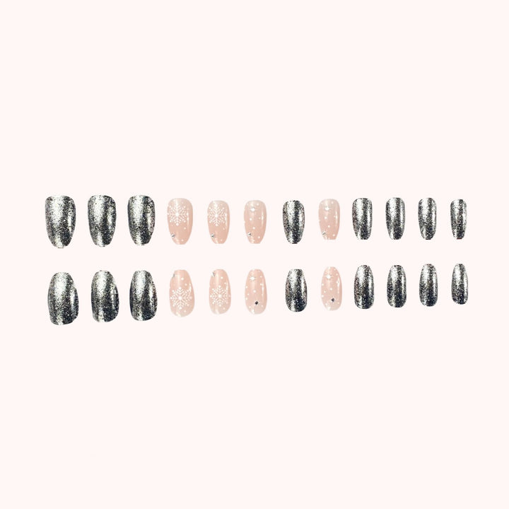 Festliches Schneeflocken-Nagelkunstdesign Karnz