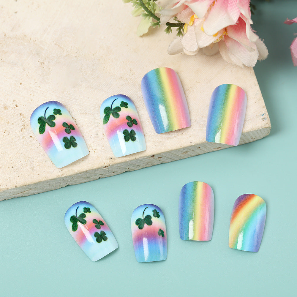 Kunstnägel mit bunten Regenbogen- und Kleeblatt-Designs Karnz