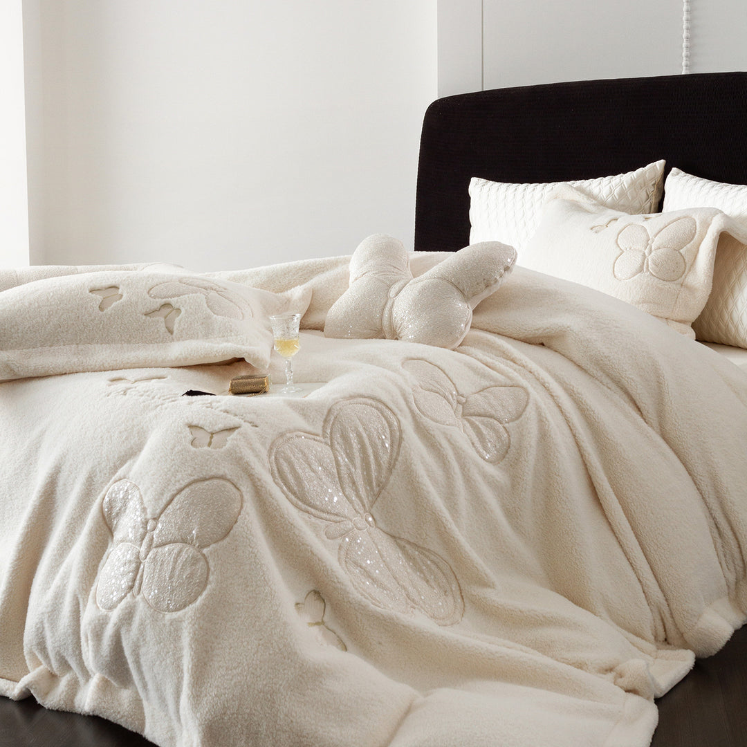 Kuschelige Bettwäsche- und Wohndecken-Garnitur mit applizierten Schmetterlingsapplikationen und samtiger Microfleece-Optik