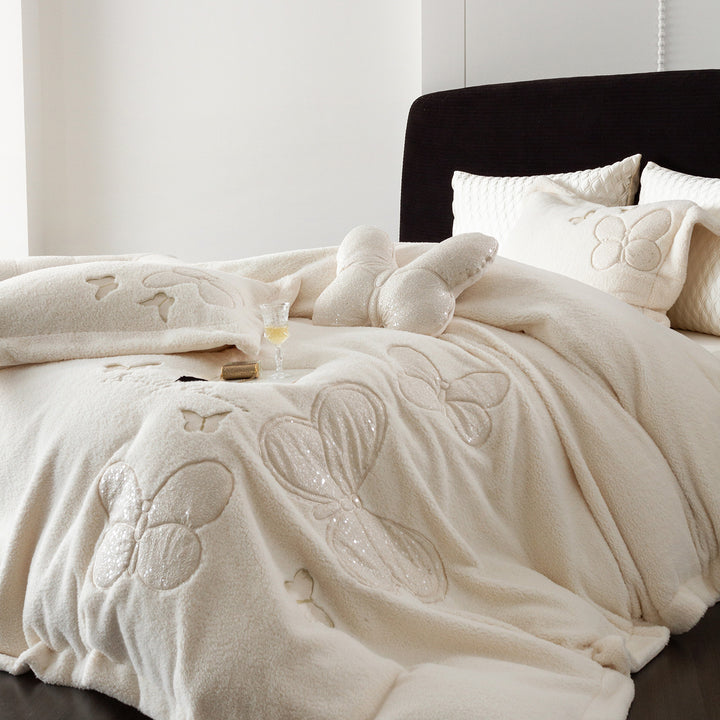 Kuschelige Bettwäsche- und Wohndecken-Garnitur mit applizierten Schmetterlingsapplikationen und samtiger Microfleece-Optik