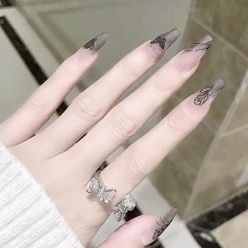Kunstnägel mit floralen Designs Karnz