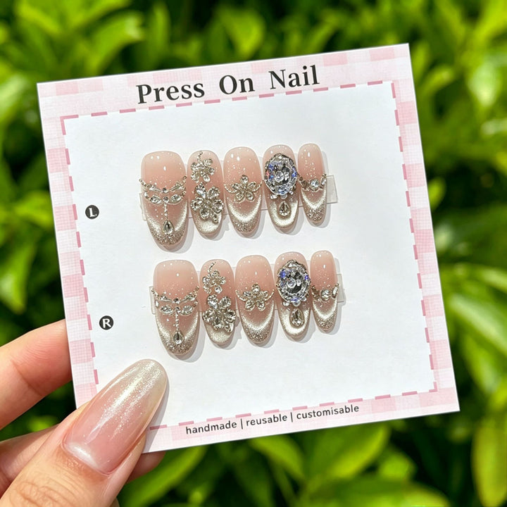 Künstlerisches Press-On Nagelset mit floralen und gemusterten Designs