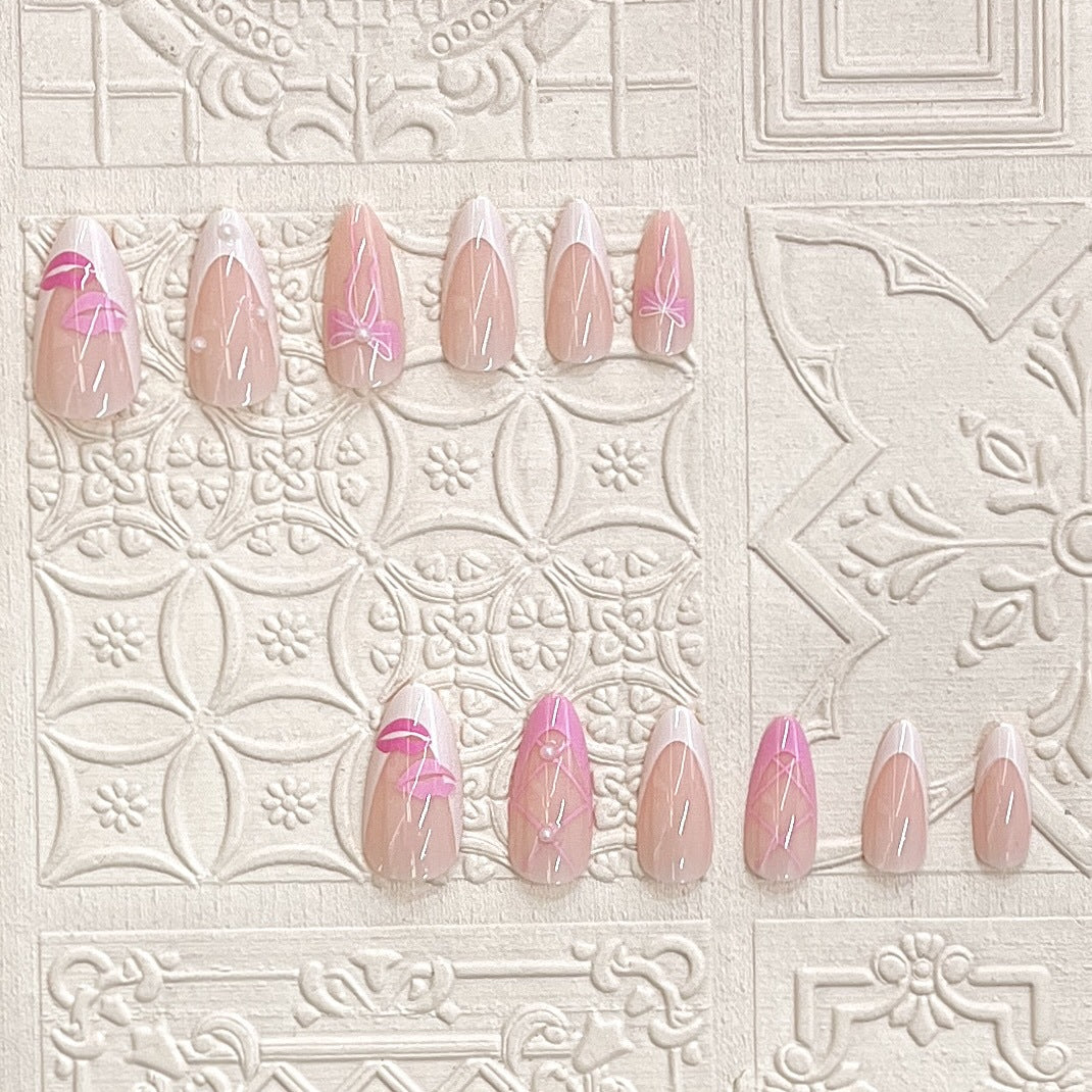 Künstlerisches Press-On Nagelset mit Kiss und Bow Design Karnz