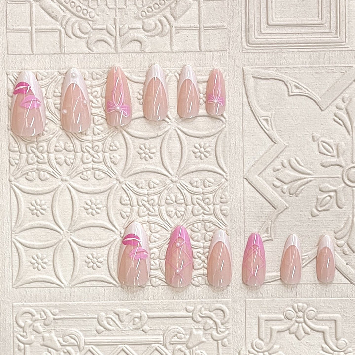 Künstlerisches Press-On Nagelset mit Kiss und Bow Design Karnz