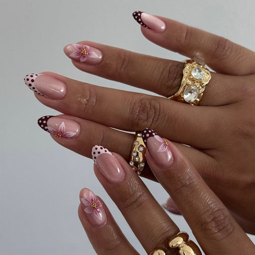 Kunstvolle Nagelverlängerungen mit Blüten- und Punktedesign Karnz