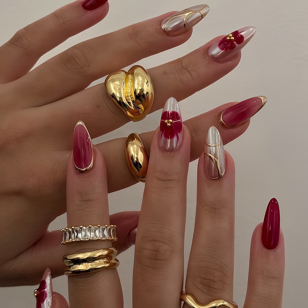 Künstlerisches Press-On-Nagelset mit floralen Akzenten Karnz